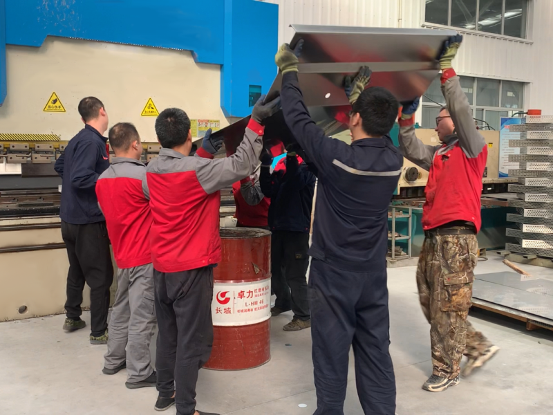 车间协作：一翻一折见齐心