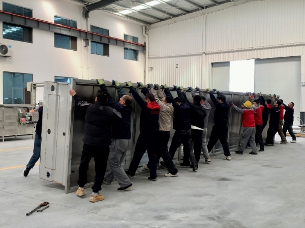 车间协作：一翻一折见齐心