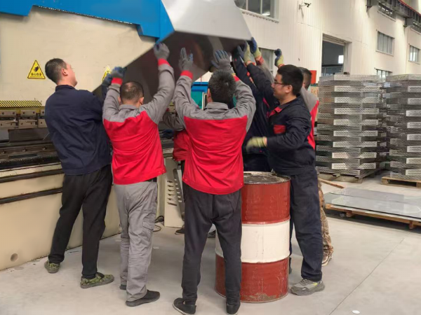 车间协作：一翻一折见齐心