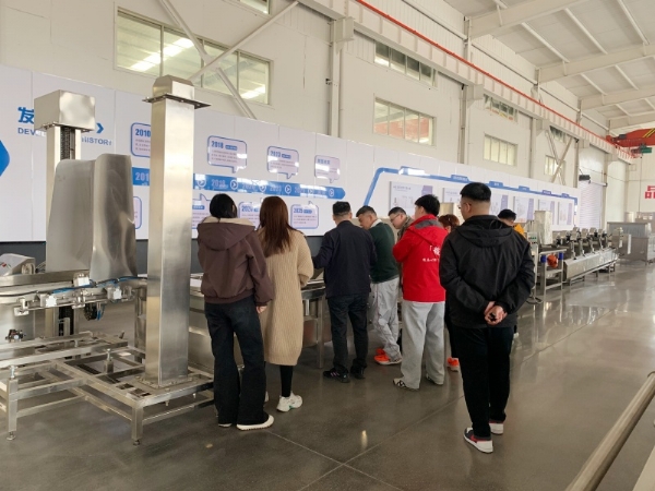 跨国交流促合作 —— 马来西亚客户到访参观玉米处理生产线