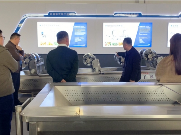 跨国交流促合作 —— 马来西亚客户到访参观玉米处理生产线